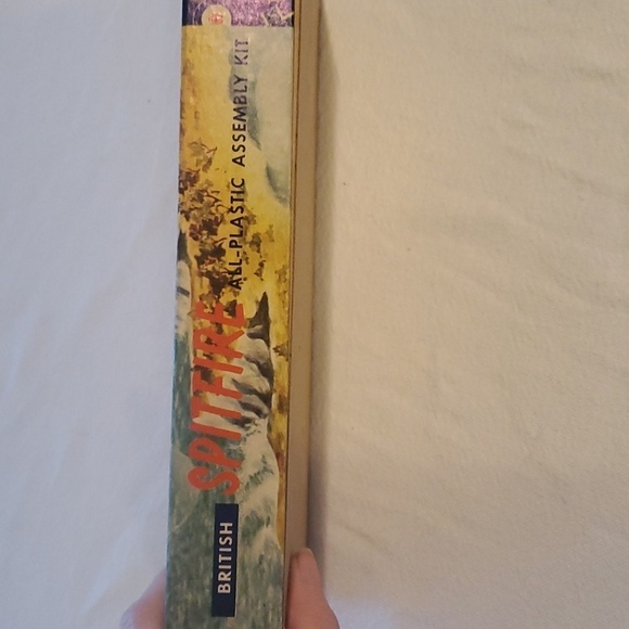 Aurora Vintage Famous British Spitfire #20A-69 1/4 Model Kit - Picture 4 of 10